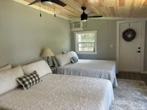 2 Bedroom Cabin on Private Beach with Tiki bar & Cabana!