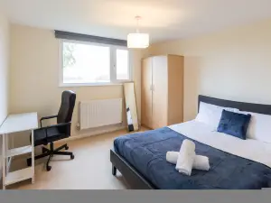 Grand 5BR Home in Market Harborough with Free Parking