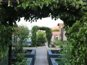 Du Repos (Lovely & Relaxing 2-Bedroom Unit with Patio)