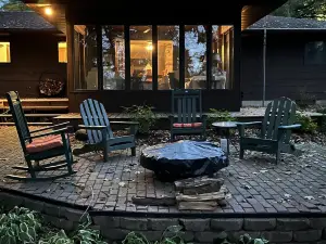 Cozy Home on Fox River w/ Outdoor Living  - 19 min  to EAA, 50 min to Lambeau