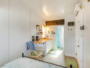 8 ไมล์ ถึง แคทเธดรัล คาร์เวิร์นส์: ไทนี่ โฮม ไฮด์อะเวย์