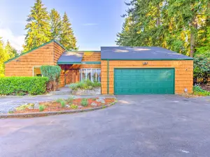 26 Mi to Mount Rainier, Game Room: Puyallup Oasis
