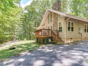 Cabin w/ Deck & Screened-in Porch in New Market!