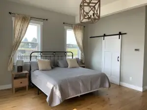 Large Modern Farmhouse -Country living at it's finest!
