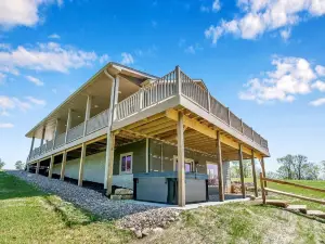 The Bridgeview Lodge  Hot Tub + Incredible Mississippi River Views & Sunsets