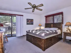 Scenic Views and Cozy Fireplace - Luxurious Northwoods Haven