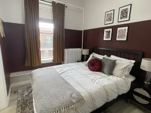 Squareview Stays - Modern Apartment On the Square