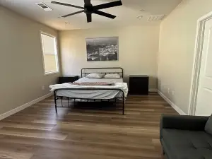Cozy 1-bedroom Townhome close to Claremont