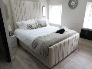 White Bungalow with 75" Tv, Air Con, Air hockey