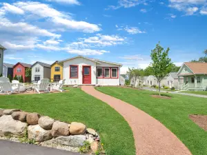 Cozy Bunkie with Kitchen Nook and Unique Shower - Charming Oasis