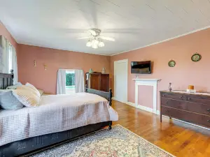 On 22 Acres! Retreat w/ Views in Burlington Flats