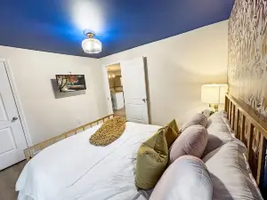 2 minutes from Elvis's Birthplace 5 miles from downtown Tupelo MS.