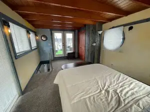Delightful 1- bedroom floating home w free parking