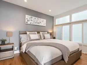 Ocean Views and Cozy Comfort - Chic Beachfront Escape