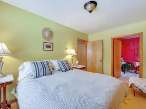 2 Mi to Main Street! Cozy Burlington Guest Suite