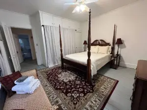 "Madison Manor II” HotTub +Walk to Downtown, River