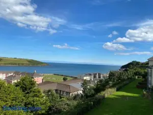 Sunnyside View Apartment -Modern & Cosy Apartment with Magnificent Views to Match