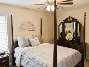 Cozy Home 1/2 mile from Chief Ladiga