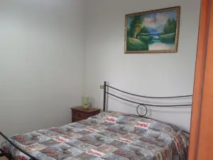 1-Bed Apartment Sleeps 2 - Free Parking and Garden