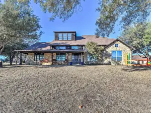 Private Pool Spacious and Vibrant Argyle Villa!