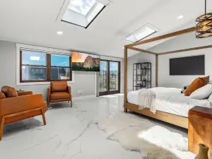 Luxury Mission Valley Retreat•Mountain Views•Firepit•Game Room•Hot Tub•Sleeps 16