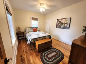 The Bluebell Manor - Home theater- Walk to Downtown