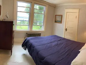 Beautiful 3-BDRM Cottage Home on the St. Lawrence River!