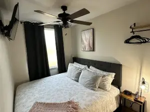 Secluded Mountain Container - Hot Tub & King Bed