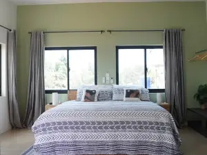 Spacious 4-bedroom townhome with AC and WiFi in fabulous Porto-Novo