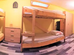 Dragan's Den Hostel