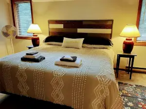 The Cozy Mountain Retreat!With Access to Pool, Hot Tub, Gym & Skiing