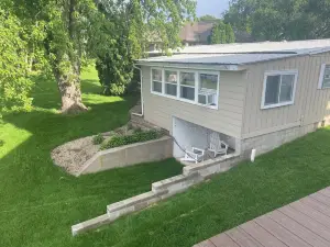 Charming 3-bedroom LAKESIDE cottage on the north shore of Lake Butte des Morts.
