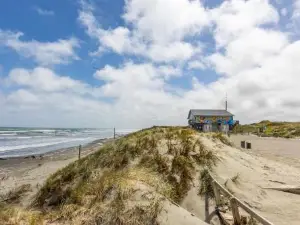 Foxton Beach Bach 5 Star Location 2 Min Walk To Beach New Furnishings BBQ