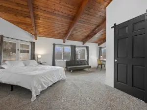 Private Indoor Pool Retreat, Theater Room, Sleeps 16, Near Milwaukee