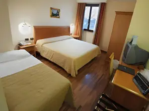 โรงแรมตริโกโลเร