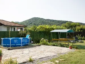 Three Bedroom House with Garden Only 10 km from Veliko Tarnovo