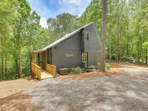 Family-Friendly Dadeville Cabin w/ Hot Tub & Porch