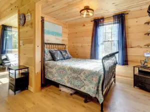 Fire Pit, Gas Grill! Bright Cottage By Devils Lake
