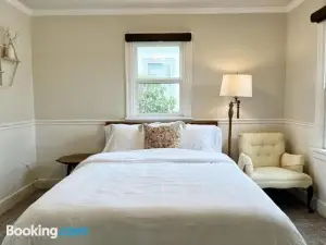 Modern 2 Bedroom Farmhouse Cottage with Hot Tub in Snohomish