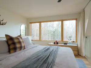 Modern A Frame, Prime Location, 6-Acres, Fire Pit, Hot Tub, King Bed, Pets Ok