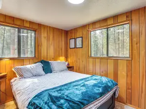 Peaceful La Pine Cabin w/ Deck: 1 Mi to State Park