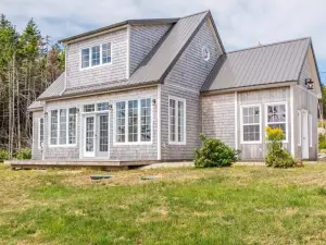 Stunning Ocean Front cottage, minutes from the beach