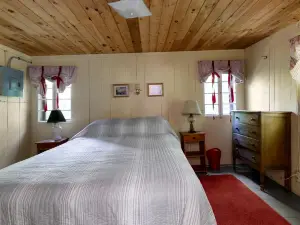 Romantic Couples' Cabin Retreat with Fireplace near White Mountain Forest