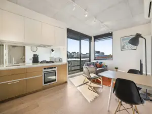 Comfy 2-Bed Balcony Unit near Chapel St