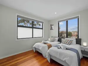 Luxurious 3-Bedroom Townhouse in Charming Maidstone 7 KM to CBD