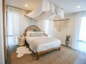 *PET FRIENDLY* HOT TUB & SAUNA CaveB Lakeside Luxury Spa Retreat by The Gorge