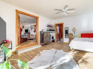 8 Mi to Scotts Bluff Nat'l Monument: Family Home