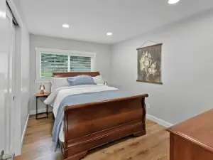 Gorgeous Poulsbo Lakefront Home with Dock & Kayaks!!