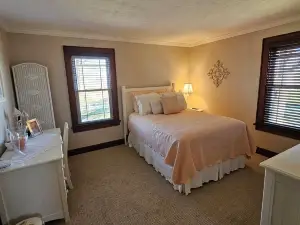 Charming 3-bedroom farmhouse with beautiful views..newly decorated.