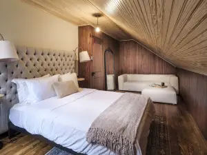 Luxuriously Restored Farm Cabin
